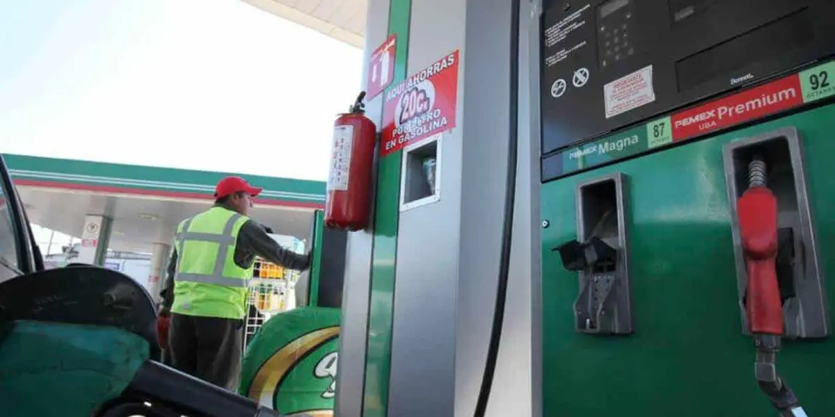 A nivel nacional, la gasolina magna tiene un precio promedio de 21.43 pesos por litro, mientras que la premium está en 23.25 pesos, y el diésel en 22.88 pesos
 