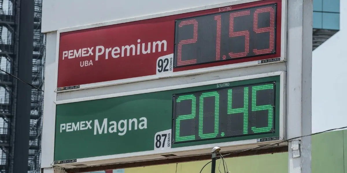 A nivel nacional, la gasolina magna tiene un precio promedio de 21.68 pesos por litro, mientras que la premium está en 23.53 pesos, y el diésel en 23.19 pesos 