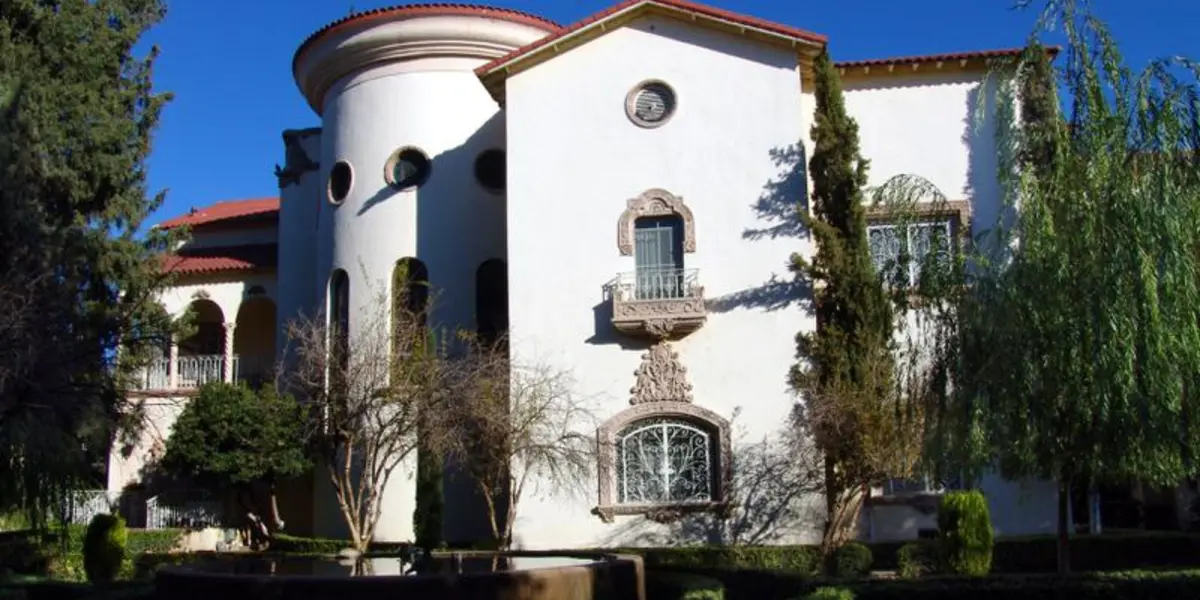 Aquí te traemos la respuesta a tu gran duda del ¿por qué la mansión de Juan Gabriel en Ciudad Juárez se llama “Casa Victoria”?