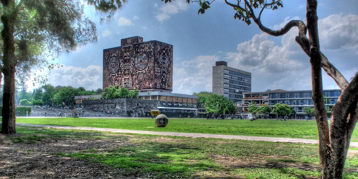 Ciudad Universitaria, se ubica en la alcaldía de Coyoacán, por ser la Máxima Casa de Estudios del país algunos estudiantes o trabajadores de diferentes estados o colonias de la CDMX se mudan cerca.