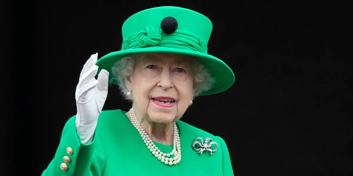 Conoce el motivo por el que la Reina Isabel II siempre utilizaba colores fuertes en sus trajes