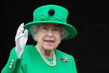 Conoce el motivo por el que la Reina Isabel II siempre utilizaba colores fuertes en sus trajes