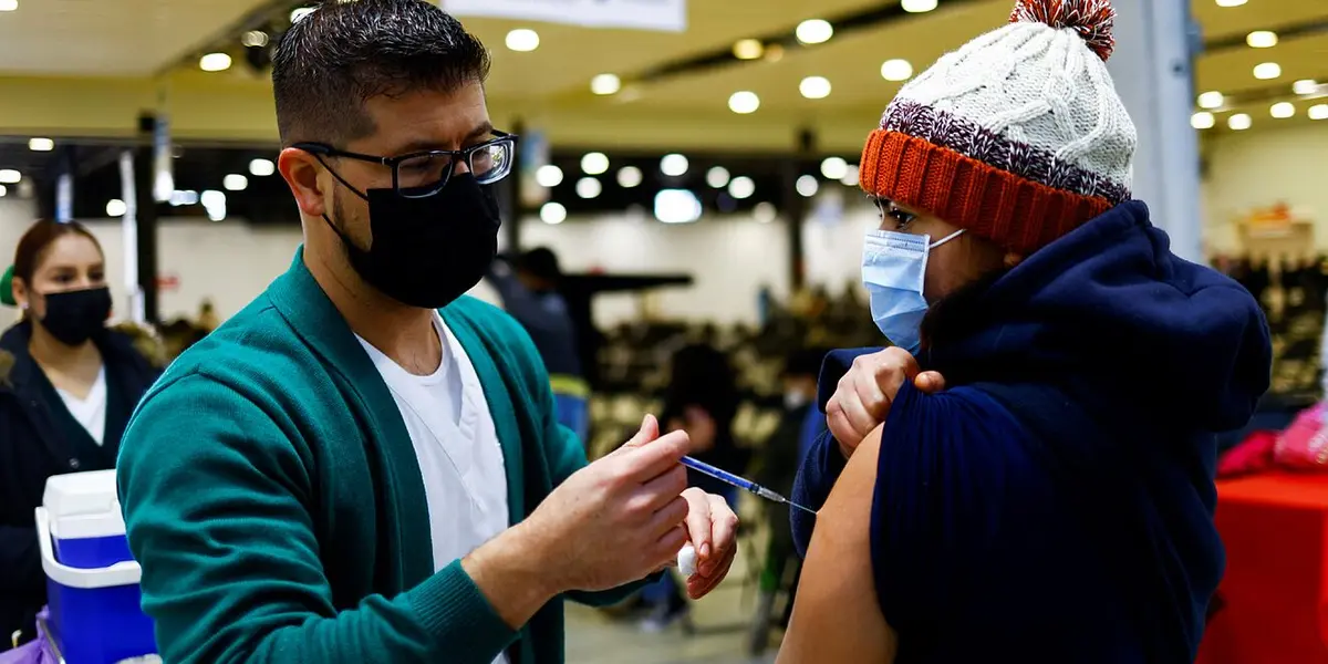 El Gobierno de la Ciudad de México hará un cierre masivo de vacunación contra el Covid-19 este mes para inmunizar a un millón de personas que les falta su tercera dosis.