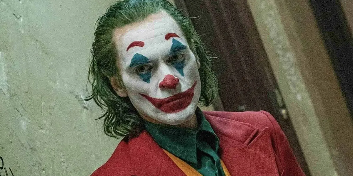 En la imagen se observa una portada color rojo con el título “Joker: Folie á Deux”, escrita por Todd Philips y Scott Silver y con fecha de mayo 2022. Asimismo compartió una fotografía de Joaquin Phoenix leyendo el texto. 