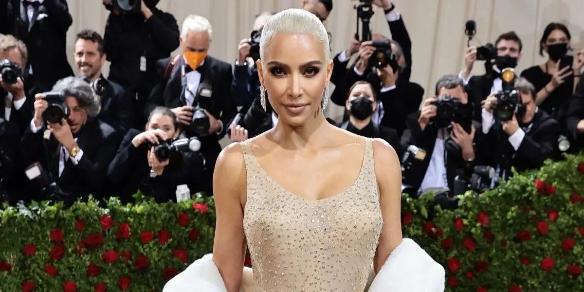 La decisión de Kardashian en ese momento había sido criticada por historiadores de la moda y conservadores de textiles, así como por el diseñador original del vestido, Bob Mackie, cuyos temores al respecto se confirmaron. 