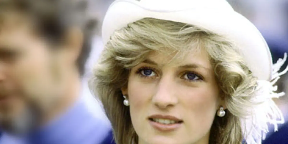 La Princesa Diana utilizó un vestido por el cual fue elogiada pese a las creencias de la familia real
