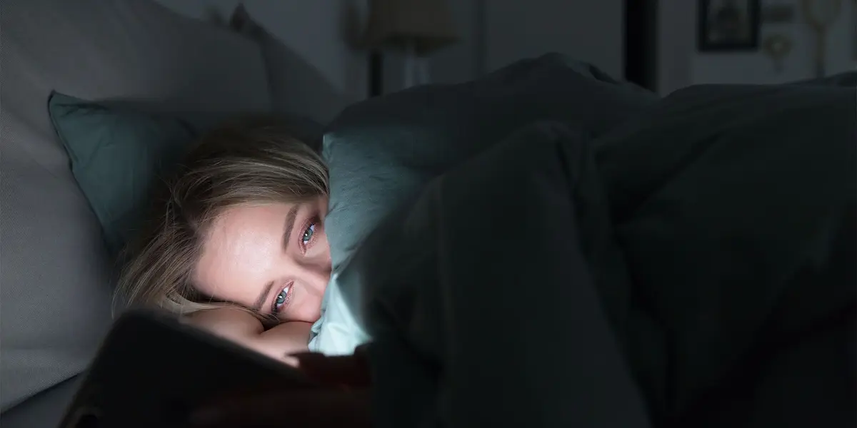 Revisar el celular mientras intentan conciliar el sueño podría perjudicar tu salud y calidad de vida.