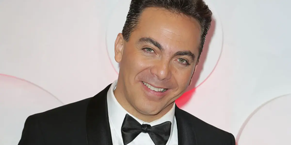 A bordo de un Mercedes Benz es como Cristian Castro disfruta de su exitosa carrera