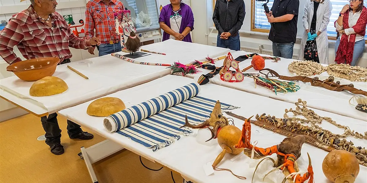 A la entrega acudió una delegación del pueblo yaqui, comunidad indígena del Norte del país, conformada por ocho pueblos y asentada en el estado de Sonora, quienes realizarán una ceremonia de invocación al recibir los objetos.