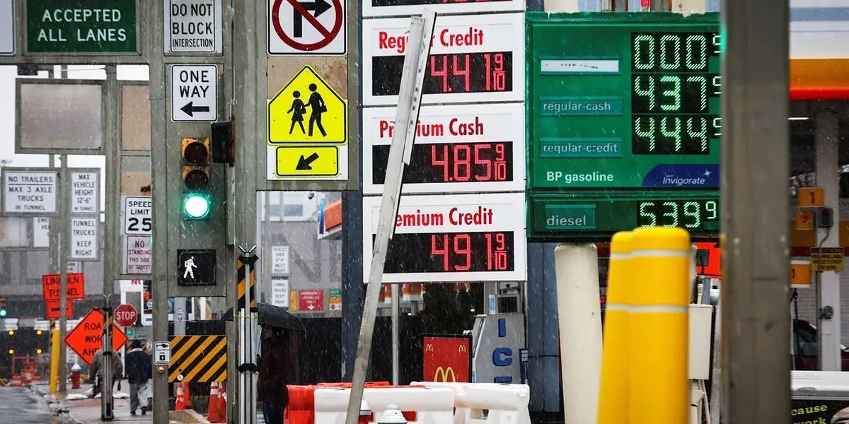 A nivel nacional, la gasolina magna tiene un precio promedio de 21.48 pesos por litro, mientras que la premium está en 23.31 pesos, y el diésel en 22.96 pesos.