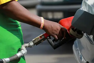 A nivel nacional, la gasolina magna tiene un precio promedio de 21.61 pesos por litro, mientras que la premium está en 23.45 pesos, y el diésel en 23.14 pesos.