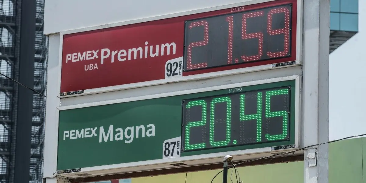 A nivel nacional, la gasolina magna tiene un precio promedio de 21.68 pesos por litro, mientras que la premium está en 23.53 pesos, y el diésel en 23.19 pesos