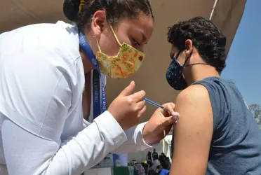 Ciudadanos se vacunan en el Metro de la Ciudad de México