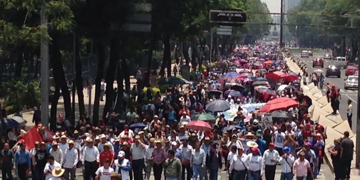 Además de marchar por una serie de exigencias laborales y sindicales señalaron que aun no hay justicia para las víctimas de la masacre en Nochixtlán y Ayotzinapa,