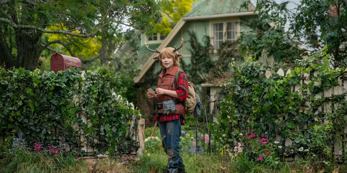 Ahora que sabemos que volvemos a un mundo que todavía se tambalea por el “Gran Desmoronamiento” -la caída de la civilización, causada por una pandemia global conocida simplemente como “la Enfermedad”.