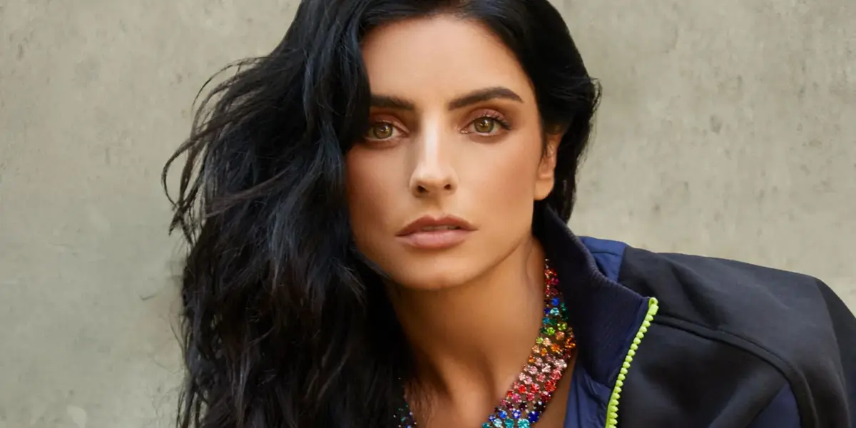 Aislinn Derbez es demasiado supersticiosa y siempre lleva su extraño amuleto de la suerte