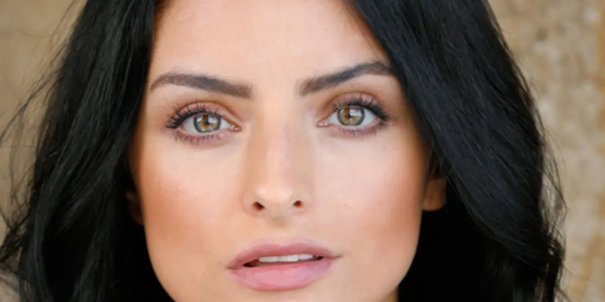 Aislinn Derbez manda mensaje a sus seguidores para participar en sus extraños retiros a los que se dedica