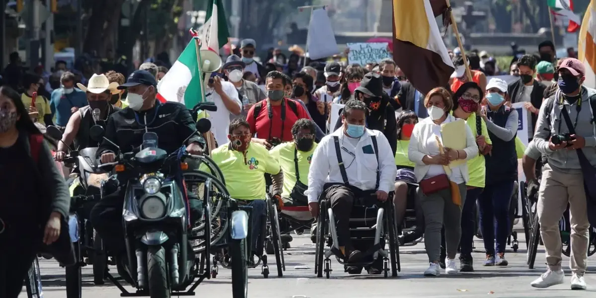 Al grito de “¡yo sí me siento orgulloso!”, decenas de personas con discapacidades diferentes acompañados de familiares y amigos del colectivo Movimiento de Personas con Discapacidad, se movilizaron,
