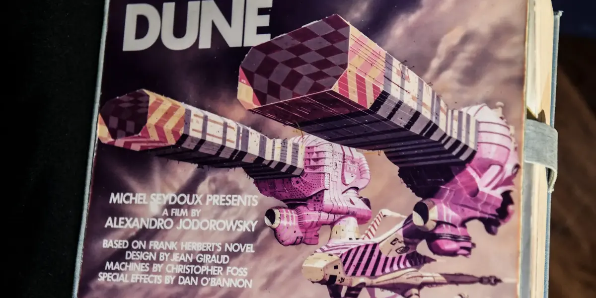 Alejandro Jodorowsky planeó la adaptación cinematográfica de la novela de ciencia ficción "Dune", que finalmente no se llevó a cabo, fue adjudicado este lunes en París por 2,66 millones de euros.