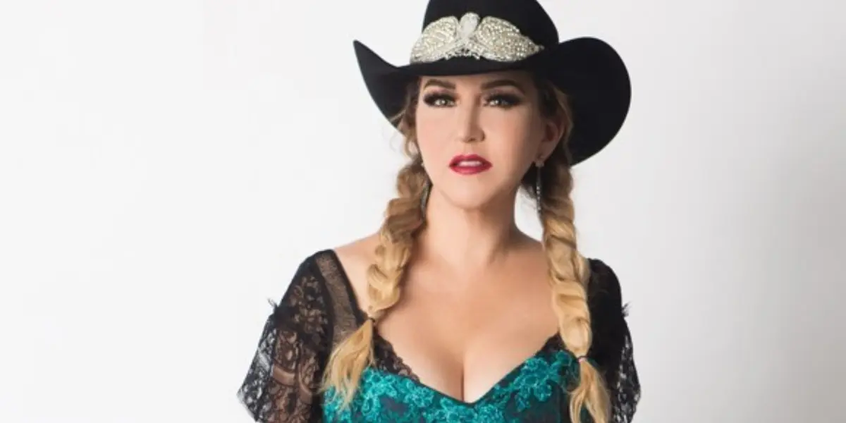 Alicia Villarreal confesó como optó por su look de las dos trenzas que la acompañaron en su carrera musical