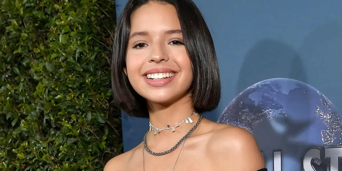 Ángela Aguilar es muy indecisa y lleva una gran cantidad de vestidos para poder escoger con el que saldrá a cantar