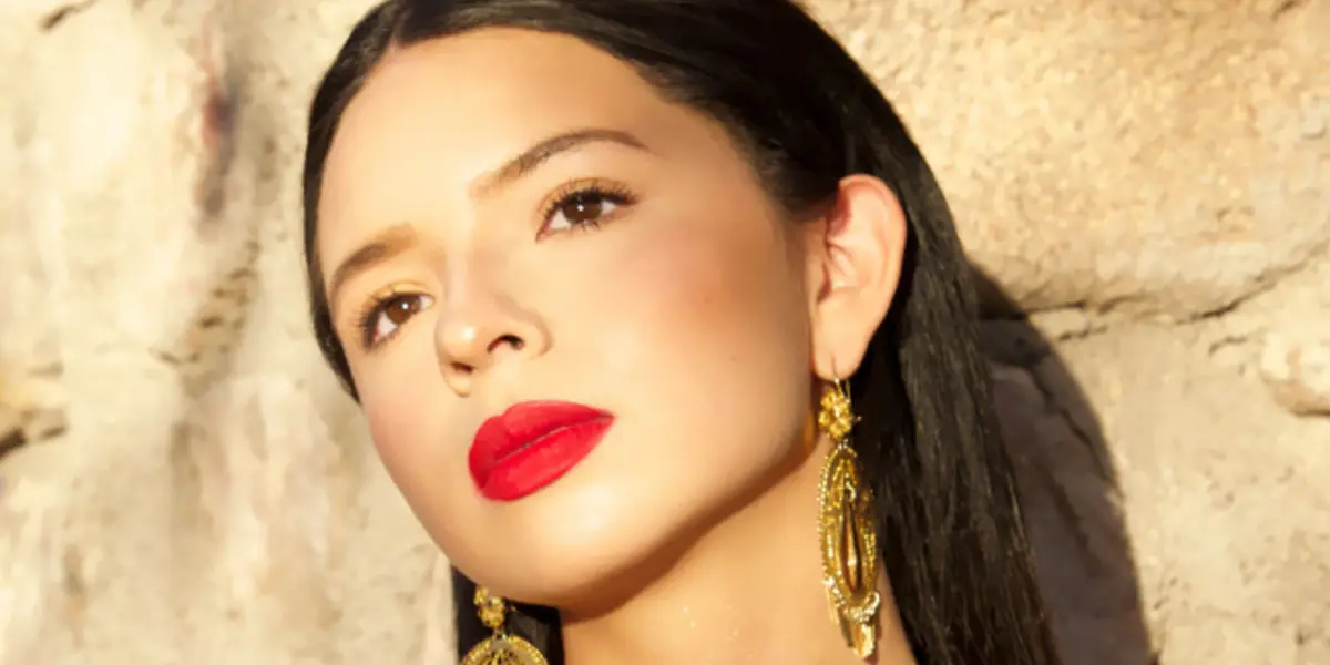 Ángela Aguilar esconde lujosos zapatos debajo de sus preciosos vestidos