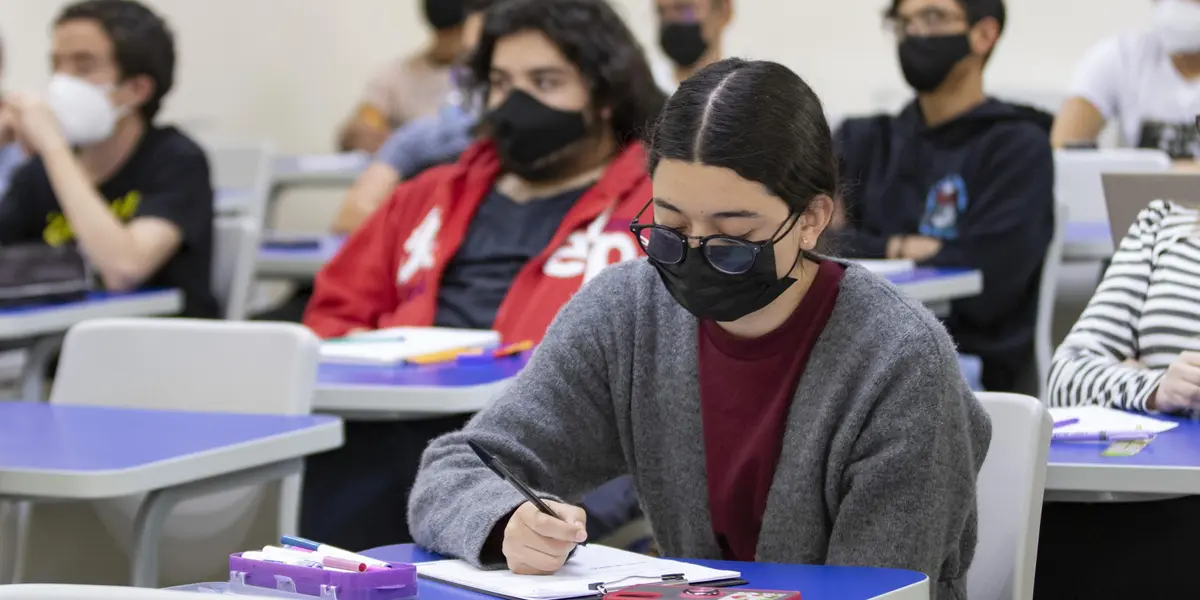Ante esto los padres de familia y tutores se preguntan si la SEP obligará a los estudiantes y escuelas a usar cubrebocas durante el regreso a clases presenciales, en el mes de mayo.
