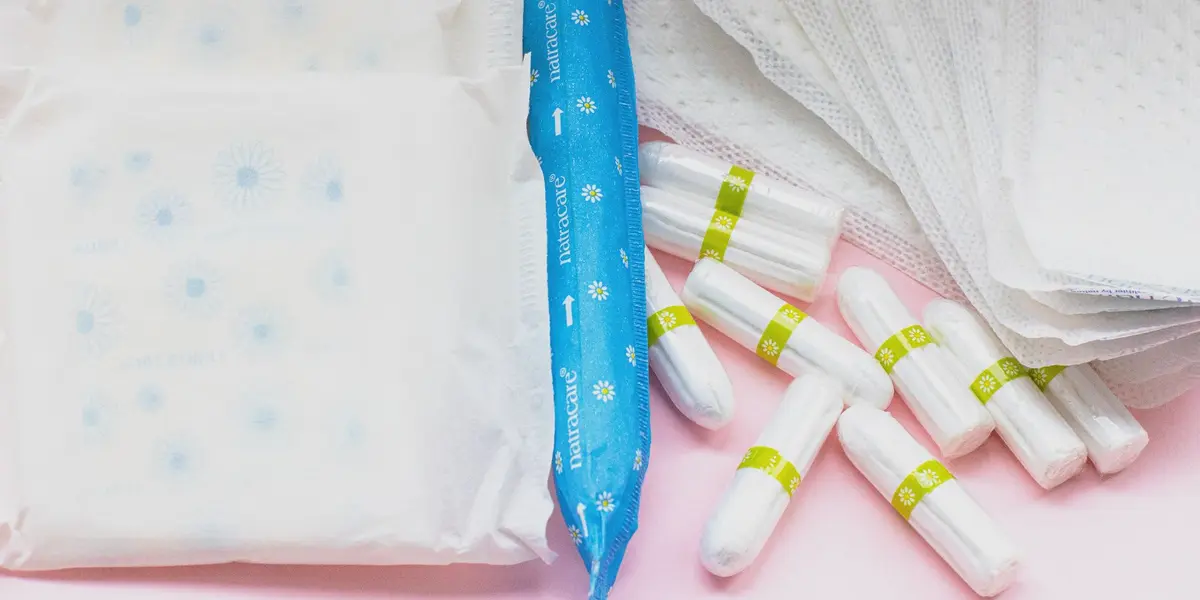 Aprueban cambios del 0% de impuestos en productos como toallas, tampones y copas menstruales. Sin embargo después se harán modificaciones en virtud de mejorar la recaudación fiscal.