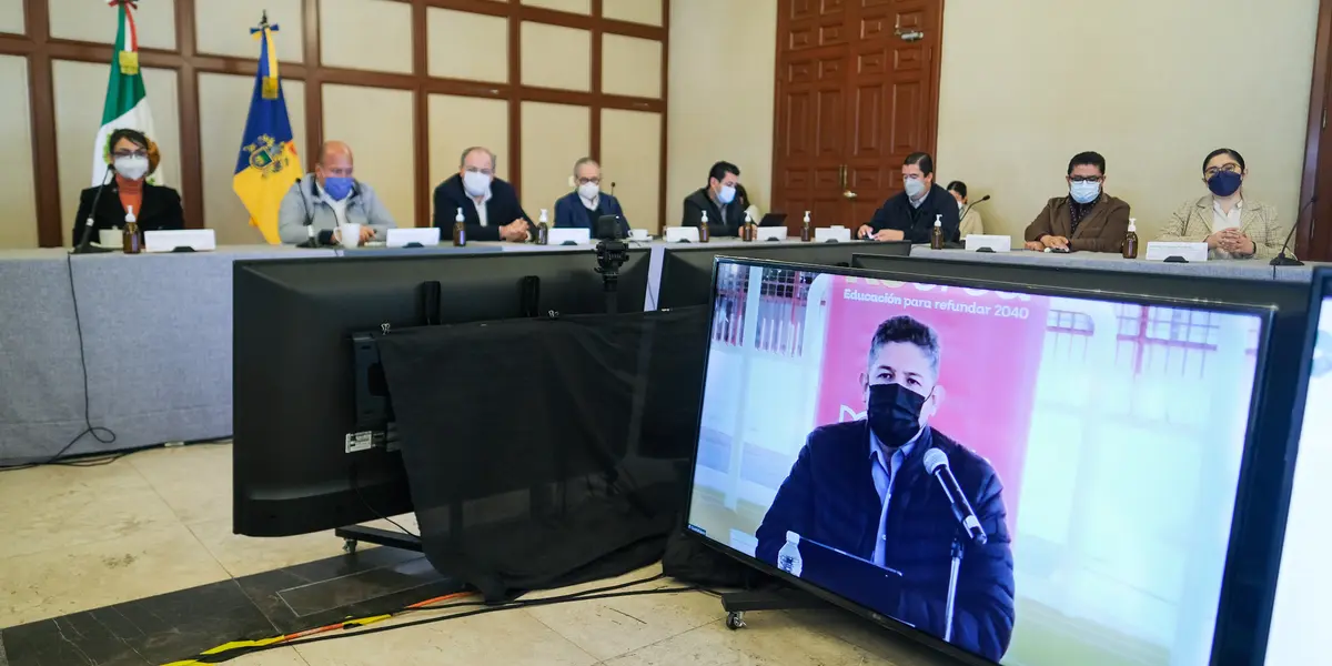 Asimismo, a través de un enlace con el secretario de Educación, Juan Carlos Flores Miramontes, desde la Escuela Primaria 15 de mayo en Zapopan, se informó que la asistencia notificada a la presencialidad en educación básica fue esta mañana del 71 a 75 por ciento del millón 660 mil 553 alumnos.