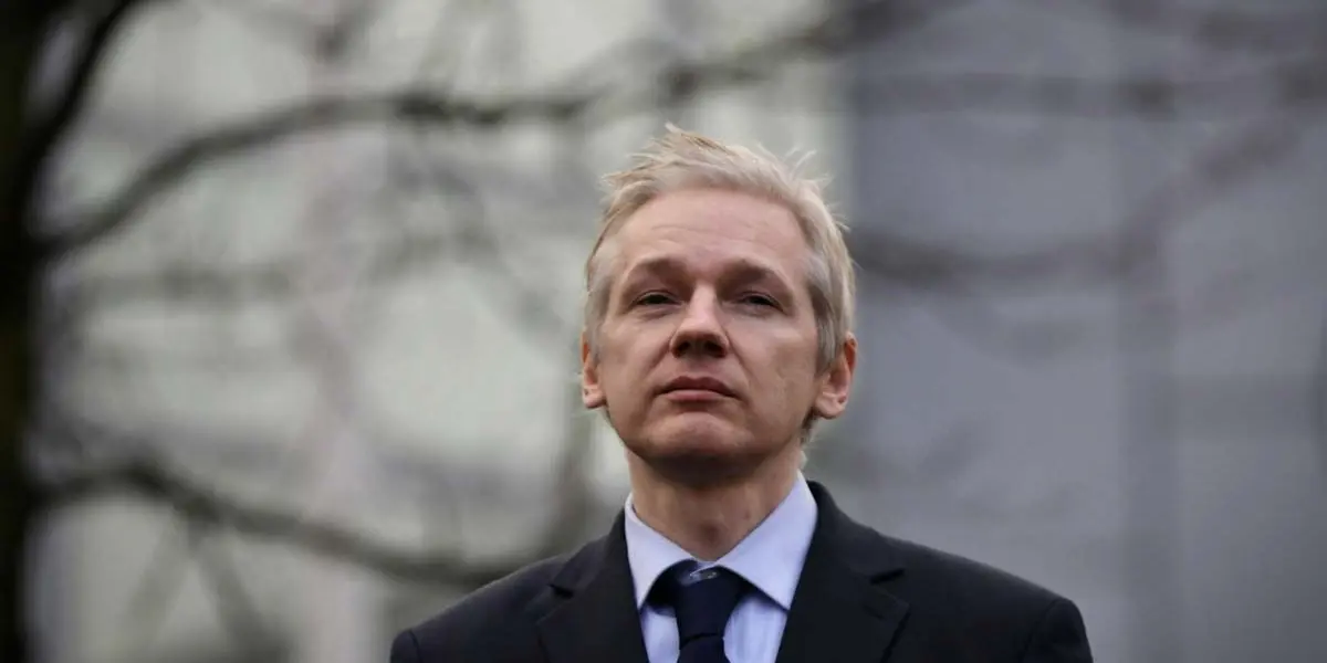 Assange se hizo famoso en 2010 cuando, a través de WikiLeaks, publicó cientos de miles de documentos secretos de Estados Unidos que evidenciaron el abuso que cometió en las guerras de Irak y Afganistán. 
