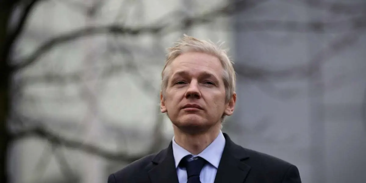 Assange se hizo famoso en 2010 cuando, a través de WikiLeaks, publicó cientos de miles de documentos secretos de Estados Unidos que evidenciaron el abuso que cometió en las guerras de Irak y Afganistán.