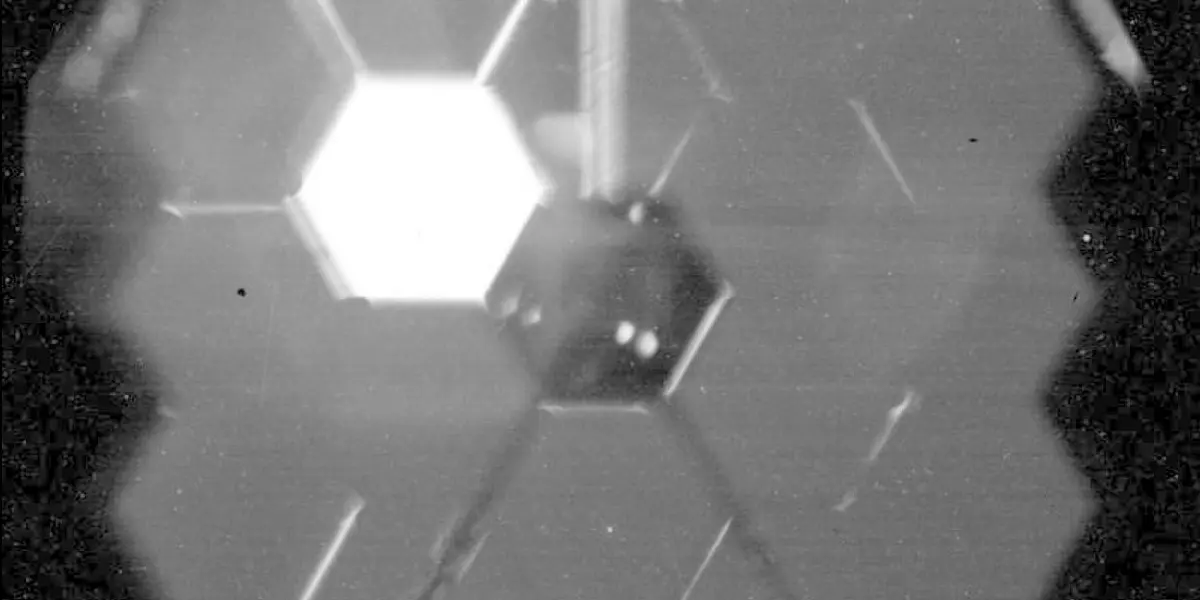 Aún así, la NASA publicó un mosaico de imágenes de 18 puntos de luz estelar organizados al azar, y que servirán de referencia para alinear y enfocar el telescopio.