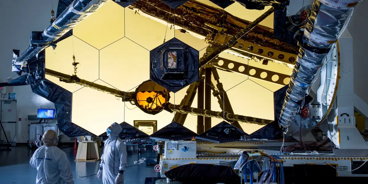 Aunque todavía faltan muchas operaciones para que el observatorio esté completamente listo, el despliegue de este parasol era el “más difícil” de la lista, recordó Thomas Zurbuchen.