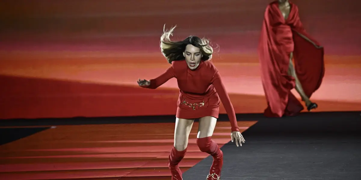 Belinda y su caída en la semana de la moda en París (Foto: NTN24)