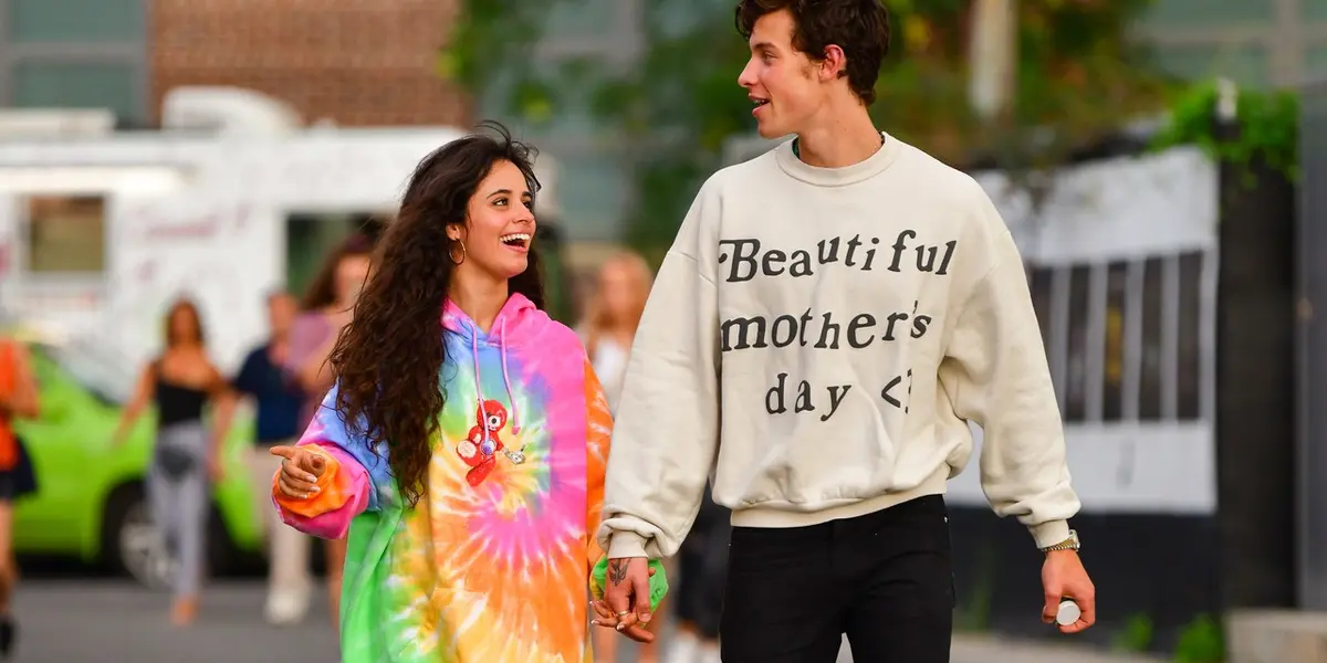 Camila parecía llevar un vestido de color claro, mientras que Shawn optó por un look casual de jeans azul y una camiseta blanca.