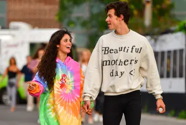 Camila parecía llevar un vestido de color claro, mientras que Shawn optó por un look casual de jeans azul y una camiseta blanca.