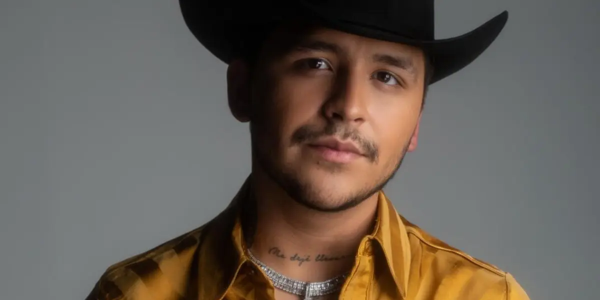 Christian Nodal no siempre fue rico y una teoría asegura tuvo que trabajar atendiendo este famoso negocio