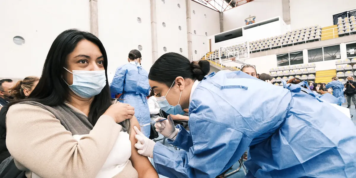 Comenzó en Jalisco la aplicación del refuerzo de la vacuna contra COVID-19 a directivos, docentes, personal administrativo y de apoyo a la educación de escuelas públicas y privadas de todos los niveles educativos que laboran en nuestra entidad y recibieron una dosis de CanSino en la jornada de abril y mayo de 2021.