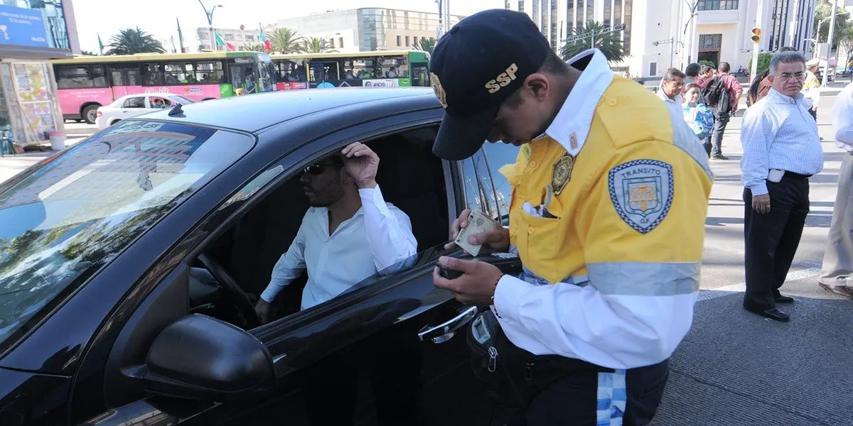 Cometer una infracción de tránsito es algo en lo que cualquiera puede caer pero no lo empeores tratando de librarte con una mordida.