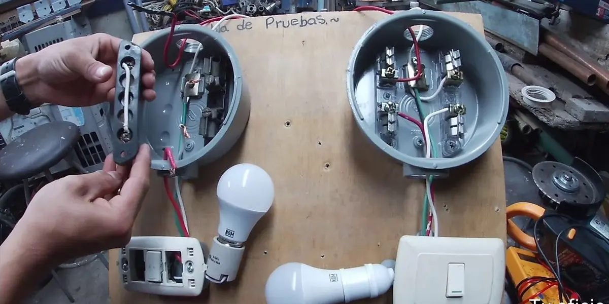 Comúnmente están colgados en los postes de luz de las calles. Su fabricación puede variar, pero la gran mayoría están hechos de lámina, madera y cartón.