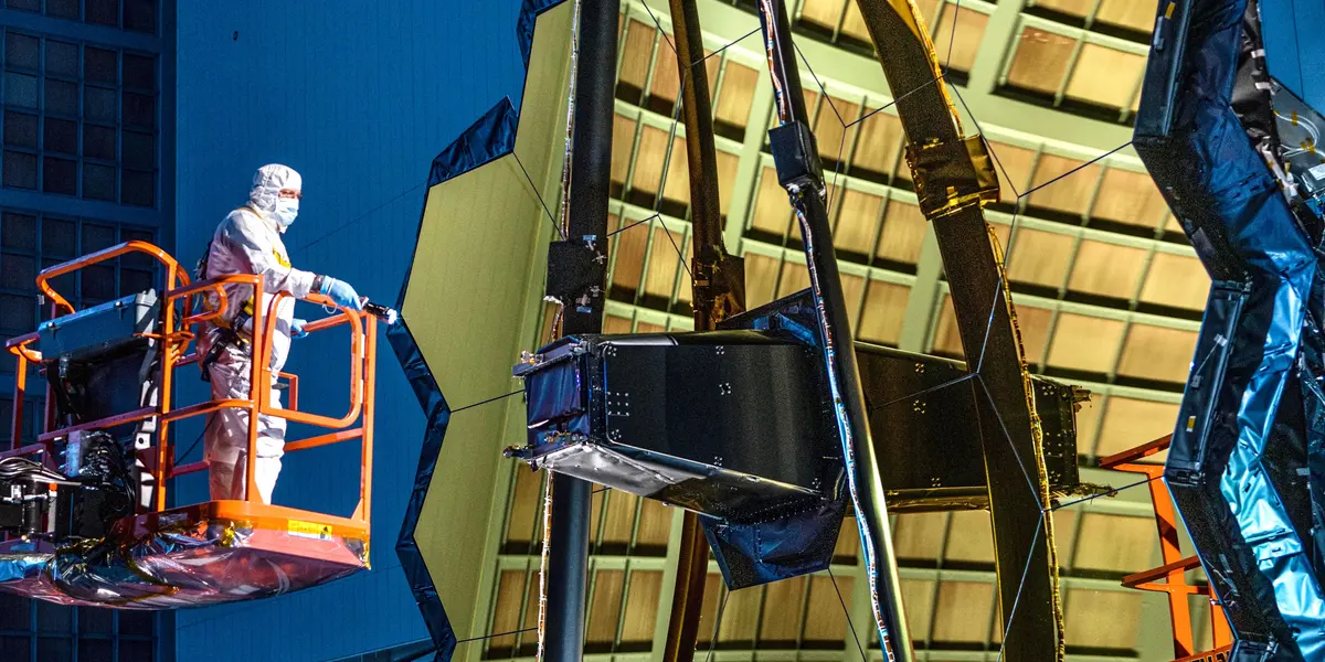 Con la apertura y acoplamiento total del espejo principal del telescopio espacial James Webb, la agencia estadounidense NASA culminó este sábado con éxito el desdoblamiento completo de este potente y agudo observador cósmico, marcando un nuevo “hito” en el espacio.