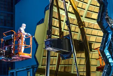 Con la apertura y acoplamiento total del espejo principal del telescopio espacial James Webb, la agencia estadounidense NASA culminó este sábado con éxito el desdoblamiento completo de este potente y agudo observador cósmico, marcando un nuevo “hito” en el espacio.