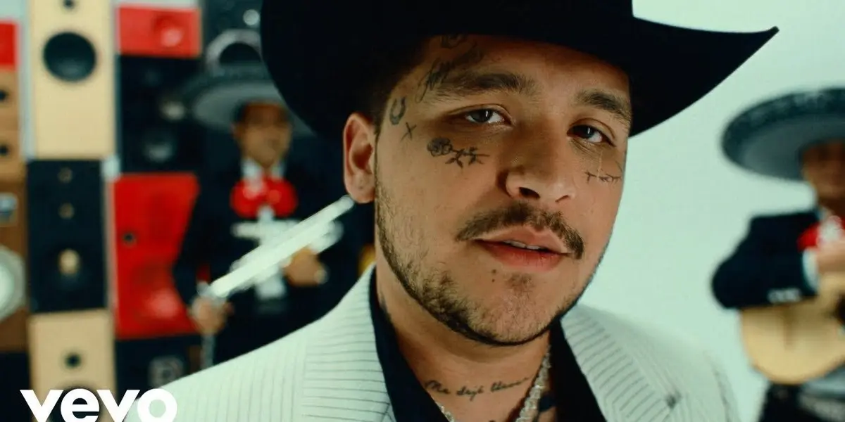 Con un sonido más pop y con las letras que hablaban sobre desamor, y de acuerdo a los fans podría ser una indirecta para un viejo amor, que el más reciente fue Belinda, su ex prometida.