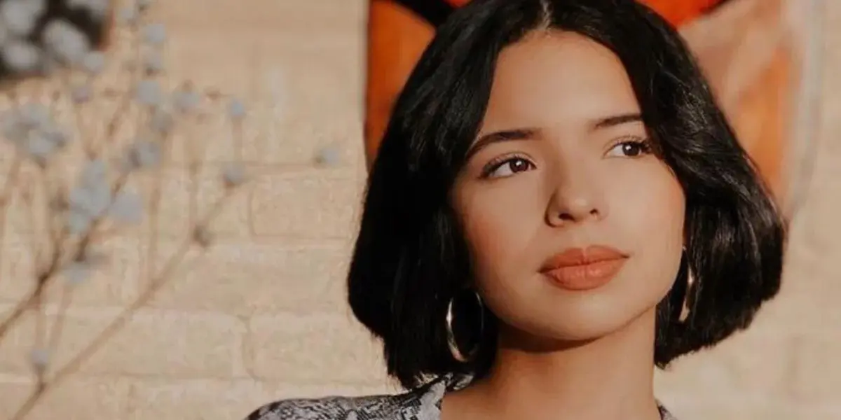 Conoce a la doble de Ángela Aguilar que trabaja en Volaris