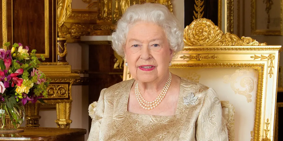 Conoce cuales son las cosas que la Reina Isabel II carga en sus lujosos bolsos