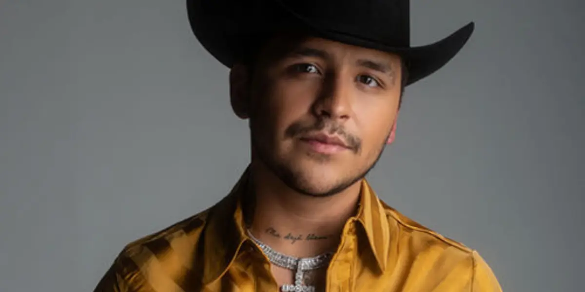 Conoce el lujo lleno de diamantes de Christian Nodal al estilo de la Reina Isabel