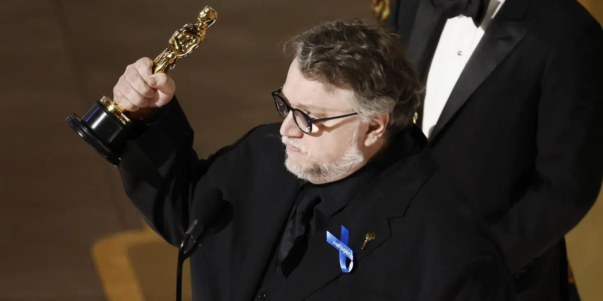 Conoce el mensaje que mandó Guillermo del Toro a través del mono azul en su traje