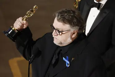 El  verdadero significado del moño azul en el lujoso traje de Guillermo del Toro en los Premios Óscar