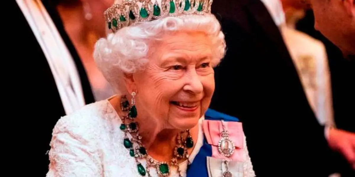 Conoce el misterio que había en la bolsa de la Reina Isabel II