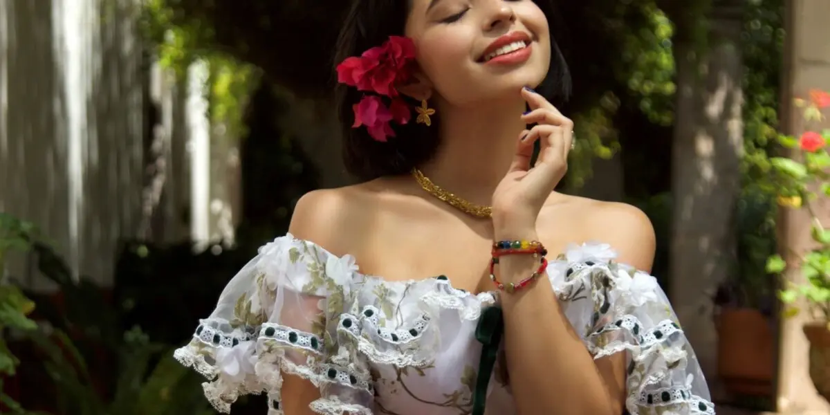 Conoce la colección de Ángela Aguilar´que comparte con la Reina Isabel II